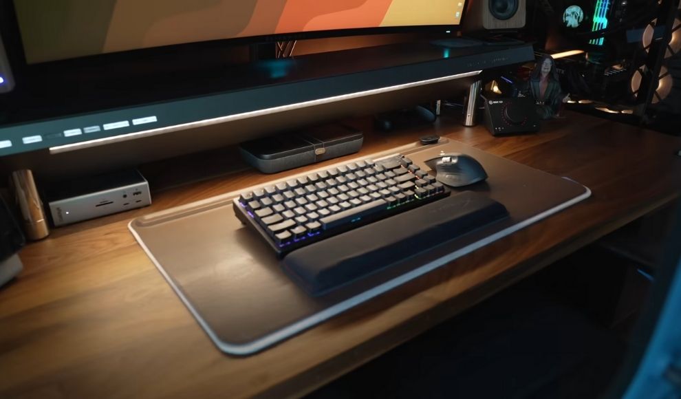 Radni sto sa monitorom, tastaturom i LED osvetljenjem koje ravnomerno osvetljava radnu povrsinu