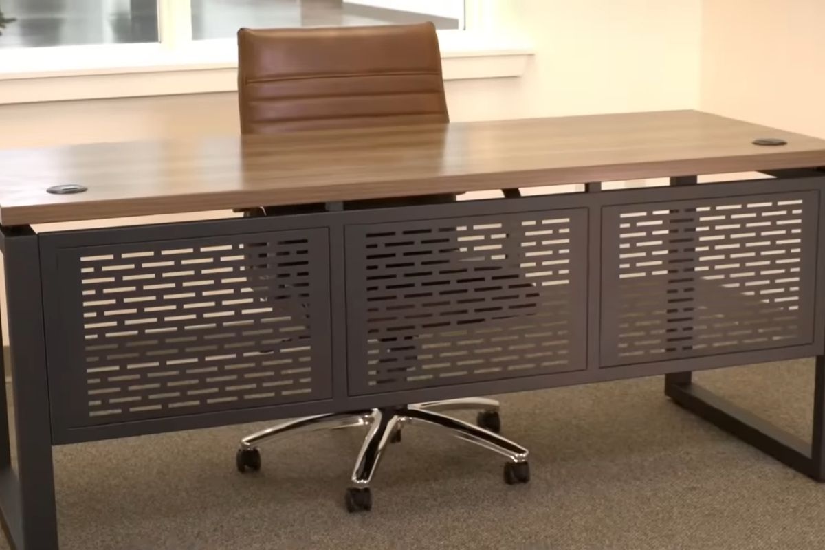 Moderan kancelarijski sto sa ergonomskom stolicom u profesionalno uređenom radnom prostoru