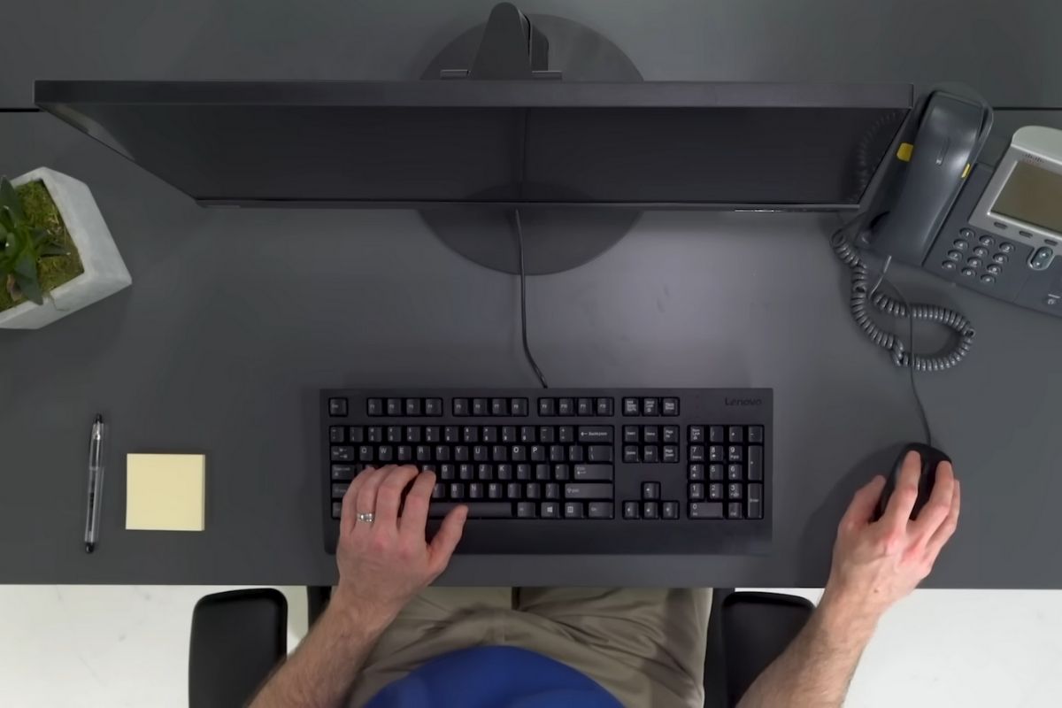 Minimalistički organizovan radni sto sa jasno raspoređenom opremom i bez vizuelnog nereda